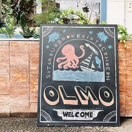 【 チョークアート看板納品 】スタッフYちゃんの #CASA黒板 シリーズ 今回も「ストウブキッチン オルモ」さんの店内看板を描かせていただきました。いつもご依頼いただきありがとうございます！オルモさんでぜひ見てくださいね。